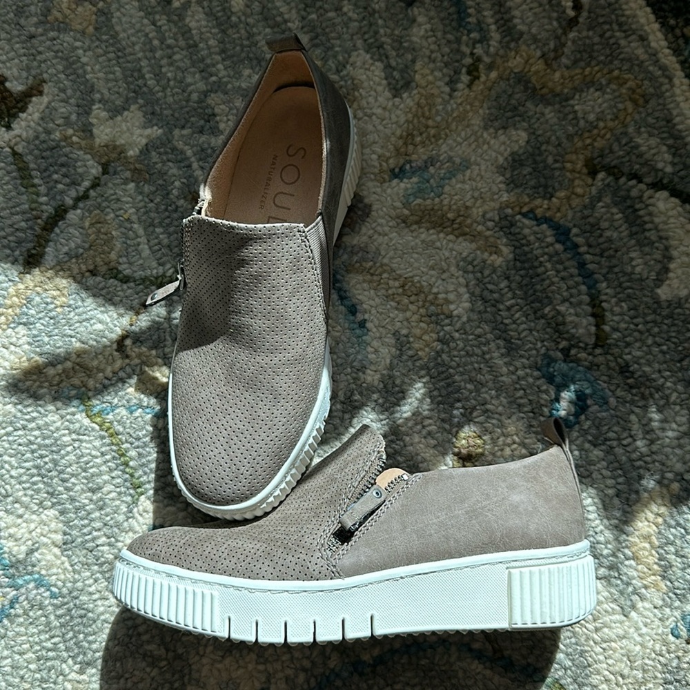 Naturalizer Soul slip on sneakers with zipper. Size 6.5. Worn once.